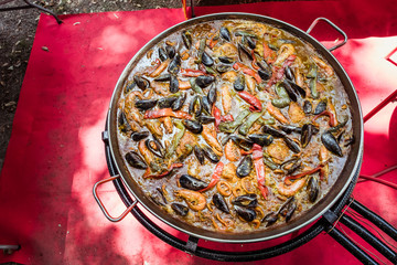 Plat de paella en train de cuire