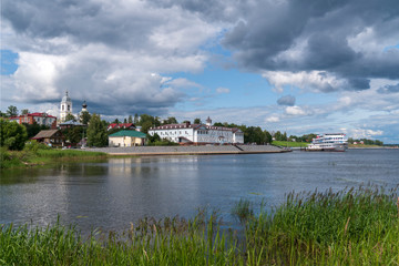 Obraz premium Вид на город Мышкин со стрели у поклонного креста.