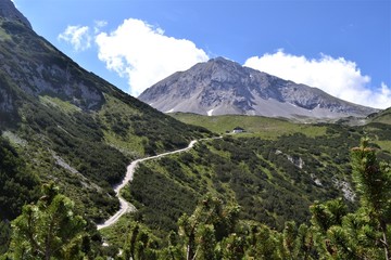 Berglandschaft mit Wanderweg in Tirol