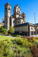 Die Benediktinerabtei Maria Laach in der Eifel in Deutschland