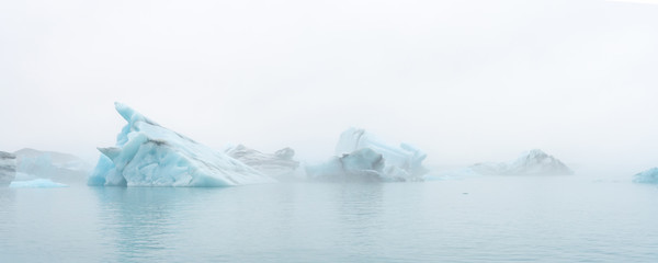 Melting glaciers in the northern ocean © luchschenF