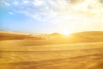 Photo sur Aluminium Couleur miel Desert landscape sand dunes at sunset sky near Qatar and Saudi Arabia. Khor Al Udeid, Persian Gulf, Middle East. Discovery and adventure travel concept. Sunlight over the desert dunes.