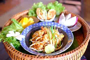 close up pad thai with shrimp in banana leaf