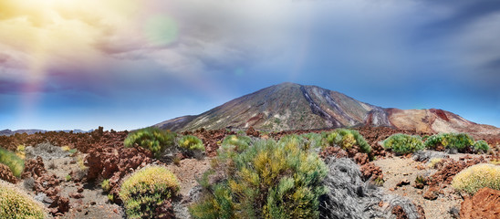 Vista panorámica del Teide al atardecer. Turismo en las Islas Canarias. Playa de españa, tenerife