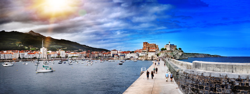 Hermosa vista panor&aacute;mica de la ciudad portuaria de Castro Urdiales, Cantabria. Turismo en pueblos costeros, norte de espa&ntilde;a.