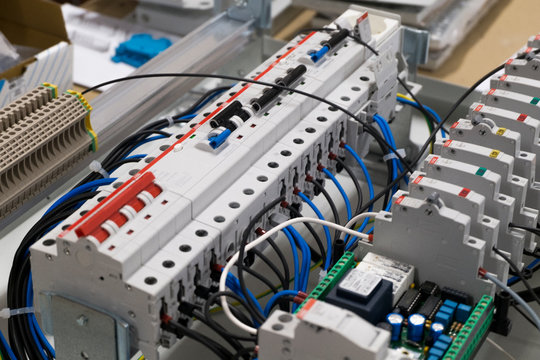 Elettricit&agrave;, quadro elettrico in tensione, interruttore generale.