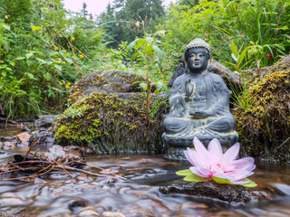 Auszeit Ruhe Buddha Statue in einem Fluß