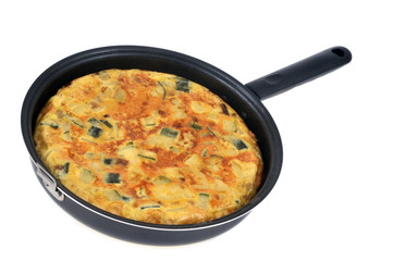 Tortilla dans une poêle sur fond blanc 
