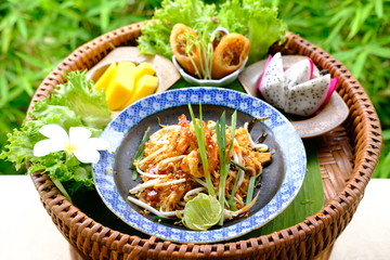 close up pad thai with shrimp in banana leaf