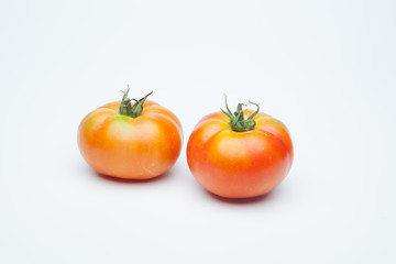 Tomate maduro sobre fondo liso