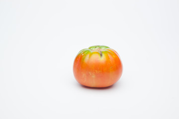 Tomate maduro sobre fondo liso