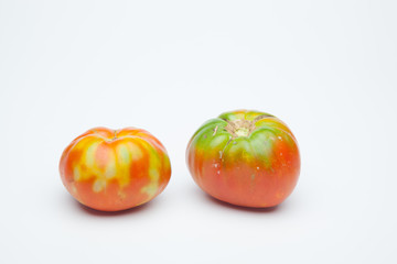 Pareja de tomates mauros sobre fondo blanco