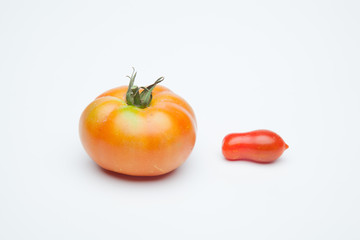 Tomate grande y tomate pequeño, tomate maduro y tomate cherry