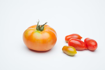 Tomates, rojos y ecológicos sobre fondo blanco. Tomates dulces sanos y sabrosos muy saludables.