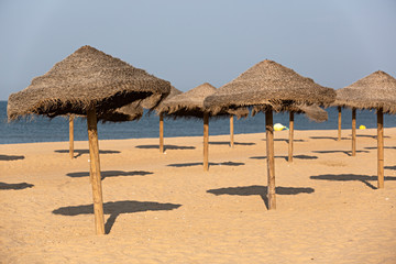Sombrillas de paja en la playa.