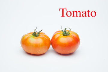 Tomates, rojos y ecológicos sobre fondo blanco. Tomates dulces sanos y sabrosos muy saludables.