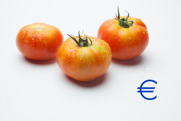 Tomates verdes y rojos, maduros, preparados para ser vendidos en el mercado o para ser preparados y comidos en una ensalada,