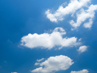 初夏の青空と雲