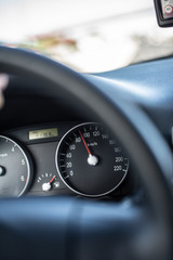Detalle de panel de autom&oacute;vil con veloc&iacute;metro