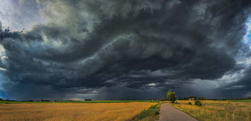 Storm clouds with shelf cloud and intense rain - obrazy, fototapety, plakaty