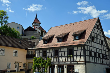 Obraz premium gangolfturm über fachwerkhaus in hollfeld