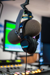 Obraz na płótnie Canvas Radio studio microphone and headphones