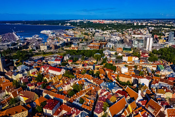 Fototapeta na wymiar Tallinn in Estland aus der Luft