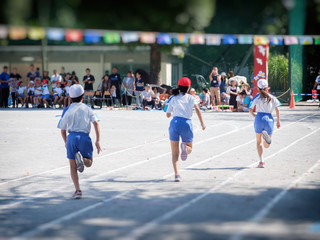 運動会でかけっこをする小学生