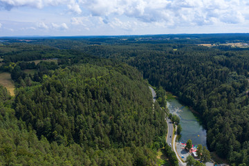 Ein kleiner Stausee in der Nähe von Pottenstein/Deutschland in der Fränkischen Schweiz