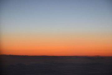 le jour tombre en remplacement de la nuit