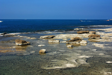 Fototapeta na wymiar Stone boulders on the seashore