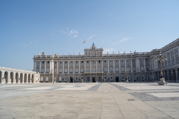 Fototapeta na wymiar Palacio real de Madrid en España