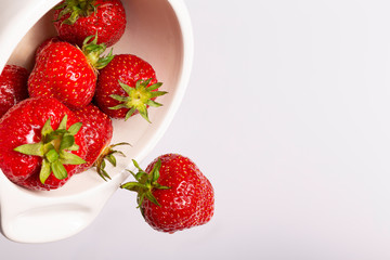 Erdbeeren in einer weißen Schale vor 