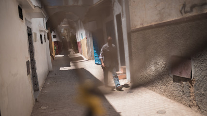 Homme dans les rues de Rabat