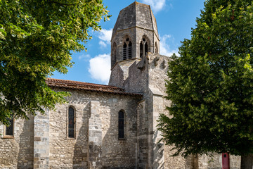 Fototapeta na wymiar église Saint Jean Baptiste de Charroux 2