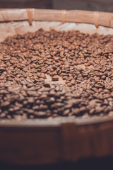 Selección de granos de cafe tostados sobre una mesa