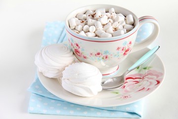Obraz na płótnie Canvas A Cup of cocoa and marshmallows on a white background.