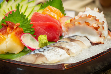 sashimi mix set include salmon, tuna, saba, tai, tako and hokkigai