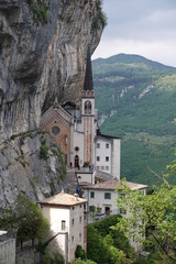 Fototapeta na wymiar Felsenkirche Madonna della Corona bei Spiazzi, Italien