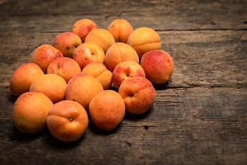 Fototapeta na wymiar fresh apricots in a basket on a wooden table