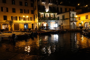 Fototapeta na wymiar Der Alte Hafen, Porto Vecchio, von Limone sul Garda bei Nacht