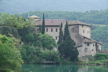 Fototapeta na wymiar Castel Toblino am Lago Toblino, Italien
