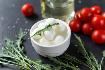 шарики сыра моцарелла с рукколой и томатами черри