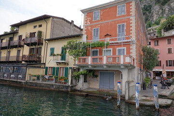 Fototapeta na wymiar Am Alten Hafen (Porto Vecchio) von Limone sul Garda