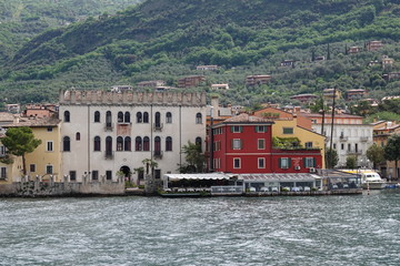 Altstadt von Malcesine vom Gardasee aus gesehen