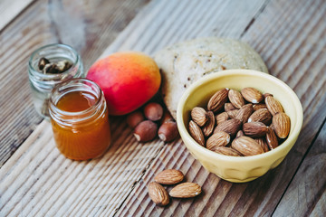 Petit déjeuner sain avec des amandes confiture pain et abricot