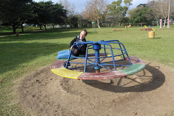 Obraz premium Happy man playing in park