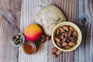 Petit déjeuner sain avec des amandes confiture pain et abricot