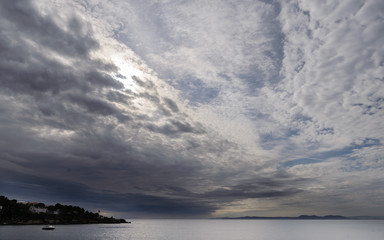 Paisaje costero , nubes y cielo en una playa de la Costa Brava, Cataluña, España