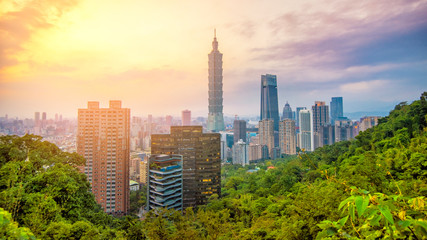Naklejka premium Tajpej, Tajwan - 25 stycznia 2019: panorama miasta Tajpej z wieżą 101 o zachodzie słońca